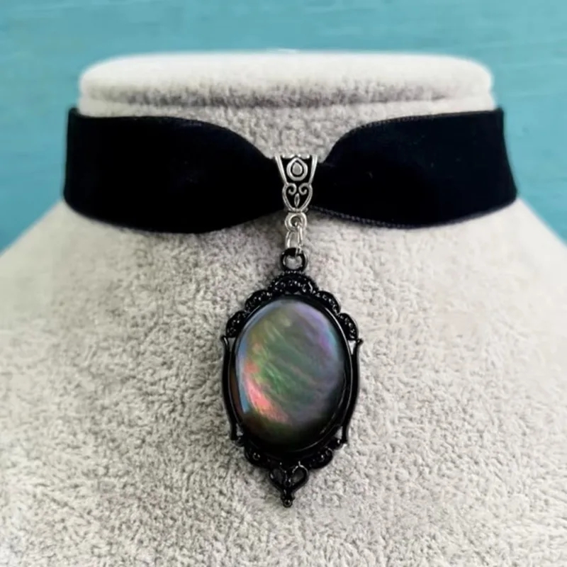 Women'S Vampire Accessories - ヴィンテージゴシックオーバル埋め込み AB カラーチョーカーネックレスメタルネックレス女性のための吸血鬼エンボス加工魔女ジュエリーアクセサリー